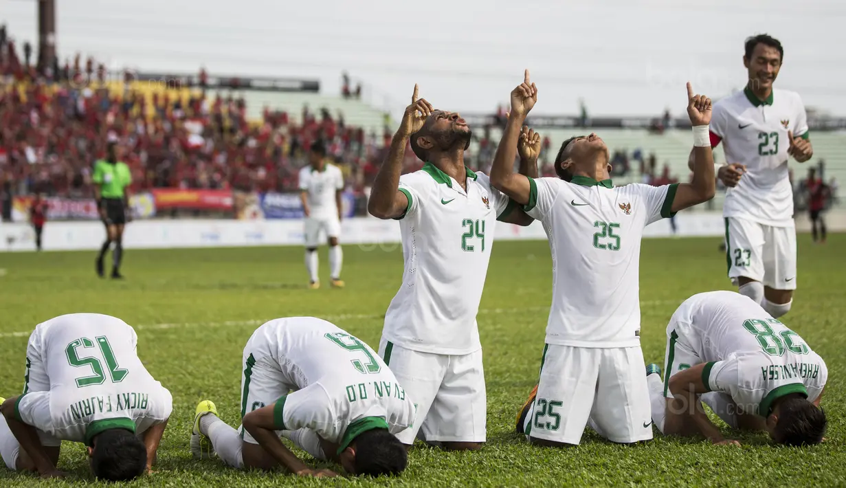 3. Para pemain Timnas Indonesia menunjukan indahnya keberagaman beragama saat Marinus Wanewar mencetak gol. (Bola.com/Vitalis Yogi Trisna)