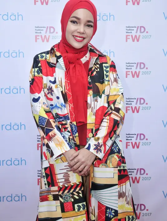 "Saya duduk posisinya salah, saya darah rendah jadi gak bisa berdiri tiba-tiba. Karena saya kliyengan, akhirnya jatuh," kata Dewi Sandra di acara Wardah Road to IFW 2017, Hotel Veranda, Jakarta Selatan, Senin (30/1). (Adrian Putra/Bintang.com)