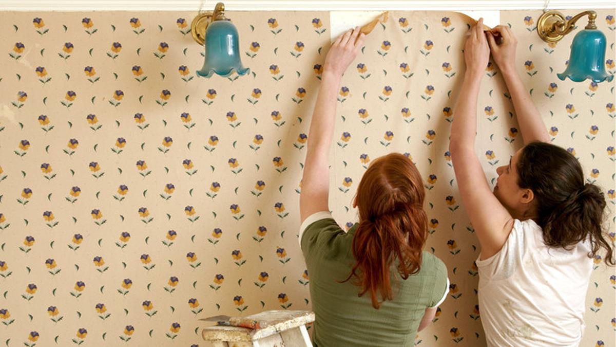 4 Cara Mudah Melepaskan Wallpaper Dinding Tanpa Bekas, Tanpa Ribet!