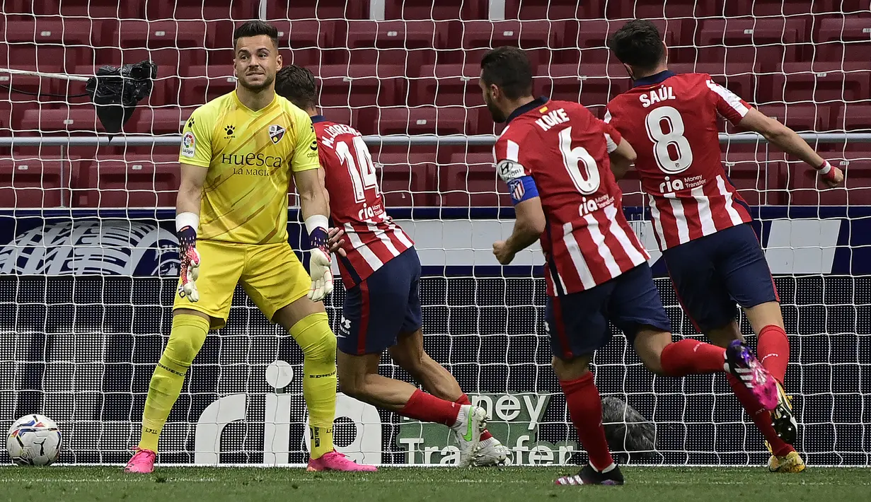 Ekspresi kecewa kiper SD Huesca, Alvaro Fernandez (kiri) usai kebobolan gol pertama oleh Atletico Madrid dalam laga lanjutan Liga Spanyol 2020/2021 pekan ke-32 di Wanda Metropolitano Stadium, Madrid, Kamis (22/4/2021). SD Huesca kalah 0-2 dari Atletico Madrid. (AFP/Javier Soriano)
