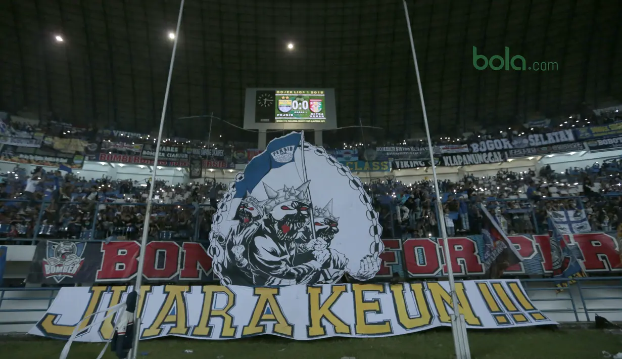 Salah satu koreografi unik dari Bobotoh saat mendukung Persib Bandung melawan Mitra Kukar pada laga Liga 1 Indonesia 2018 di Stadion GBLA, Bandung, Jawa Barat, Minggu (8/4/2018). Persib Bandung menang 2-0. (Bola.com/Nick Hanoatubun)