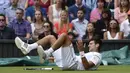 Djokovic harus jatuh bangun menahan pukulan Roger Federer. (AP Photo/Toby Melville)