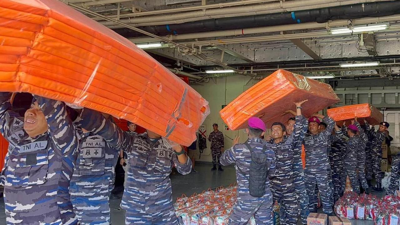 FOTO: TNI AL Tingkatkan Distribusi Bantuan Kemanusiaan di Sumatera
