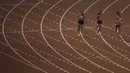 Para pelari memacu kecepatan saat mengikuti Invitation Tournament cabang atletik nomor 400 meter di SUGBK, Jakarta, Minggu (11/2/2018). Event ini merupakan pemanasan jelang Asian Games 2018. (Bola.com/Vitalis Yogi Trisna)