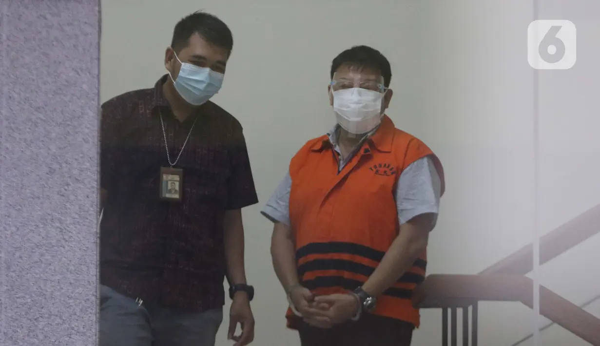 Direktur PT Aldira Berkah Abadi Makmur, Rudi Hartono Iskandar (kanan) bersiap menjalani rilis penahanan di Gedung KPK, Jakarta, Senin (2/8/2021). Rudi Hartono merupakan tersangka dugaan korupsi pengadaan tanah PT Perumda Sarana Jaya di Munjul Pondok Ranggon 2019. (Liputan6.com/Helmi Fithriansyah)