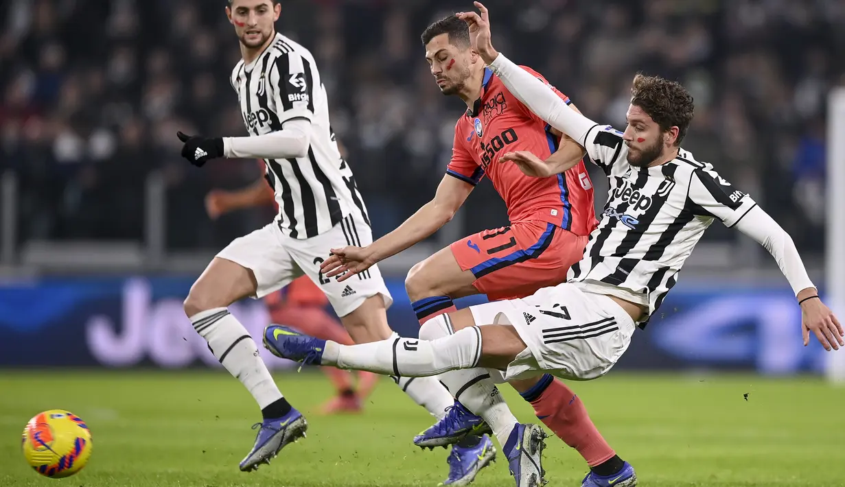 Gelandang Juventus Manuel Locatelli mencoba melepaskan tembakan ke gawang saat menjamu Atalanta pada laga pekan ke-14 Liga Italia di Allianz stadium, Minggu (28/11/2021) dini hari WIB. Juventus kalah 0-1 di kandang sendiri kala menjamu Atalanta. (Fabio Ferrari/LaPresse via AP)