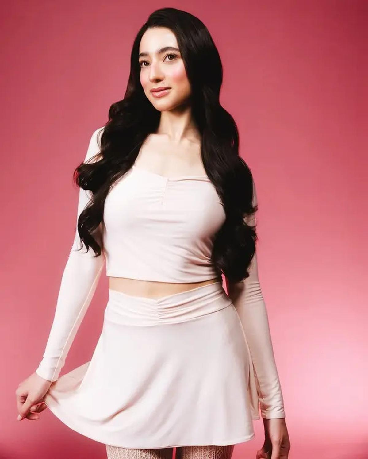 7 Pesona Ameera Khan Wanita Malaysia Kekasih Jefri Nichol, Model Internasional