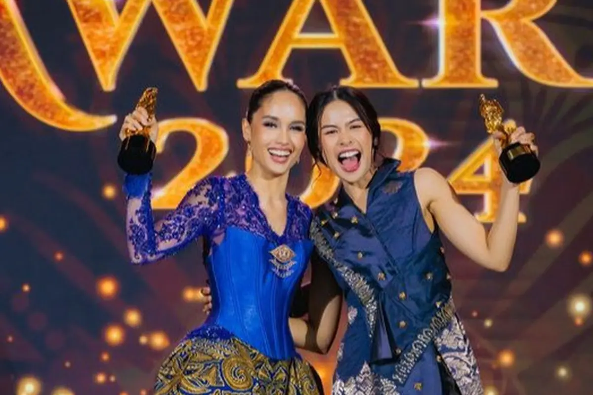 Maudy Ayunda dan Cinta Laura saat Terima Penghargaan