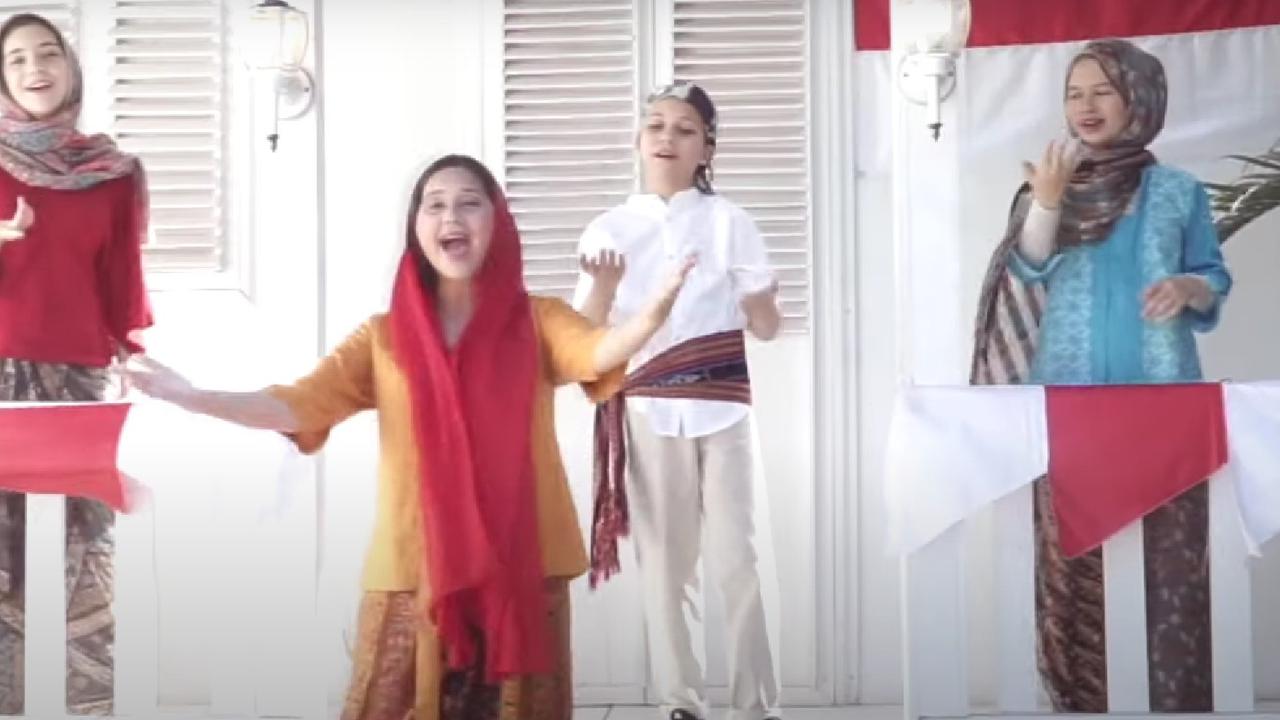 Ayu Azhari dan Ketiga Anaknya di Video Indonesia Dalam Nafasku