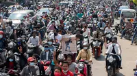 Orang-orang menghadiri prosesi pemakaman Kyal Sin sehari setelah tewas dalam demonstrasi menentang kudeta militer, di Mandalay, Myanmar, Kamis (4/3/2021).  kudeta militer. Mahasiswa 19 tahun tersebut kepalanya tertembus timah panas yang diletuskan oleh petugas militer Myanmar (STR/AFP)