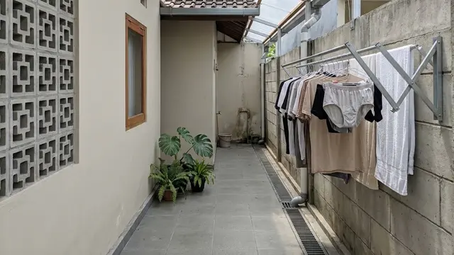 Jemuran Dinding Lipat di Lorong Samping Rumah