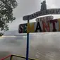 Warga Kampung Teluk Semanting kini sedang menikmati komitmen mereka dalam menjaga hutan mangrove. Desa terlindungi hingga pendapatan terus bertambah.