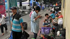 H-5 Lebaran, sejumlah pemudik memadati terminal Pulogadung, Jakarta, Rabu (23/7/14). (Liputan6.com/Panji Diksana)