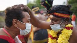 Umat Hindu mengikuti prosesi festival Thaipusam di Gua Batu di Kuala Lumpur, Malaysia (18/1/2022). Thaipusam, yang dirayakan untuk menghormati dewa Hindu Dewa Murugan, adalah prosesi tahunan umat Hindu yang mencari berkah, memenuhi sumpah dan mengucapkan terima kasih. (AP Photo/ Vincent Thian)