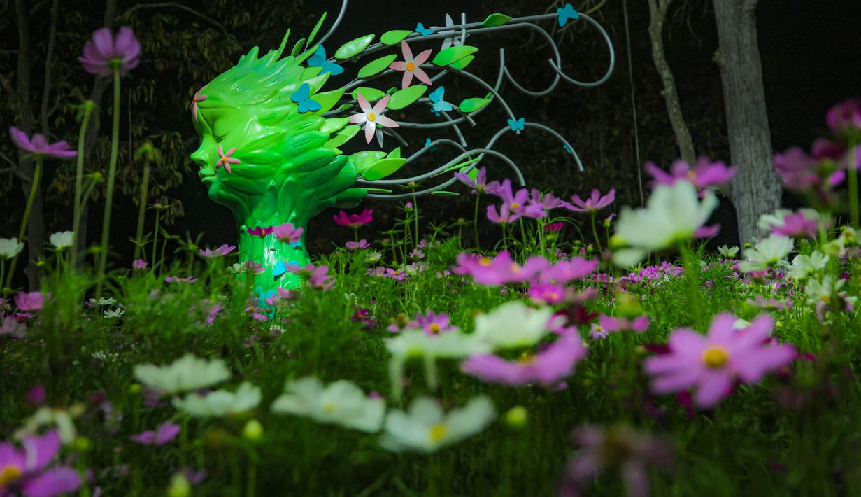Hal tersebut karena letaknya yang tak jauh dari lapangan latihan Skuad Garuda Muda di kompleks 700th Anniversary of Chiang Mai Stadium. Tampak dalam foto, suasana Charming Chiang Mai Flower Festival di Chiang Mai, Thailand, pada Kamis (11/12/2025). (Bola.com/Bagaskara Lazuardi)