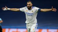 Karim Benzema membuka keunggulan Real Madrid pada menit ke-14. Kerjasamanya dengan Vinicius Junior berujung gol tap-in ke gawang Shakhtar Donetsk yang dijaga Anatolii Trubin. (AFP/Oscar Del Pozo)