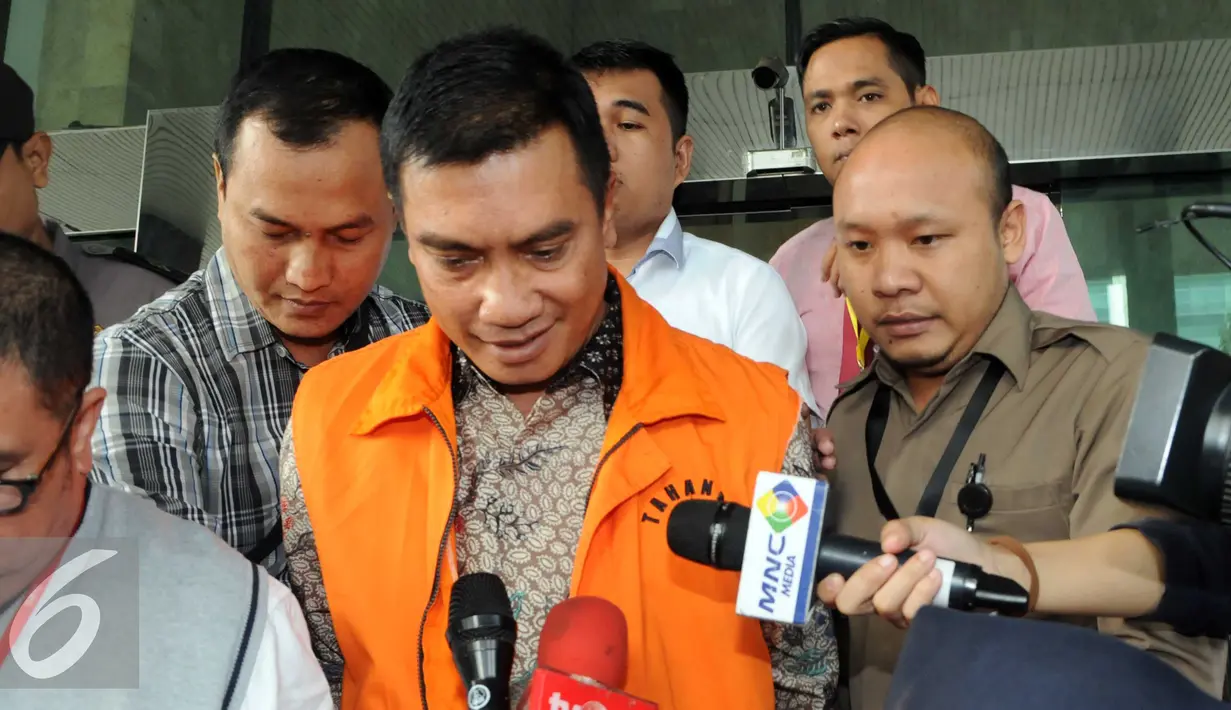 Bupati Rokan Hulu, Suparman usai menjalani pemeriksaan KPK, Jakarta, Selasa (7/6). Suparman  ditetapkan sebagai tersangka pada kasus dugaan suap pembahasan RAPDB P TA 2014 dan/atau RAPBD TA 2015 Provinsi Riau (Liputan6.com/Helmi Afandi)