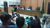 Terdakwa Prada DP saat mendengarkan vonis hukuman penjara seumur hidup di Pengadilan Militer I-04 Palembang (Liputan6.com / Nefri Inge)