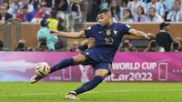 Pemain Prancis, Kylian Mbappe melakukan tendangan langsung ke gawang Argentina yang membuahkan gol. (AP Photo/Manu Fernandez)