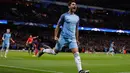 Gelandang City, Ilkay Gundogan melakukan selebrasi usai mencetak gol ke gawang Barcelona pada grup C Liga Champions di stadion Etihad, Manchester, (2/11). City menang atas Barcelona dengan skor 3-1. (Reuters/Phil Noble)