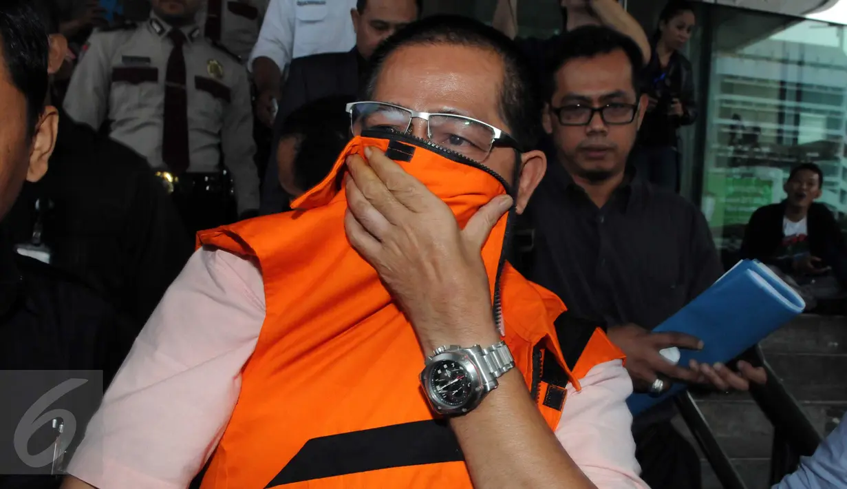 Pimpinan DPRD Muba, Darwin AH usai menjalani pemeriksaan KPK, Jakarta, Selasa (15/12/2015). Darwin diperiksa terkait kasus dugaan suap LKPJ 2014 Bupati Muba, Pahri Azhari dan pengesahan APBD 2015 Kabupaten Muba. (Liputan6.com/Helmi Afandi)