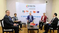 Indonesia menerima estafet keketuaan MIKTA (Meksiko, Indonesia, Korea Selatan, Turki, Australia) dari Turki dalam pertemuan MIKTA di New Delhi, India (3/2). (Dok: Kemlu RI)