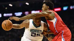 Pebasket Charlotte Hornets, Al Jefferson berusaha melewati pebasket L.A Clippers, DeAndre Jordan pada laga pra musim NBA di Shanghai, Tiongkok, Rabu (14/10/2015). (AFP Photo/Johannes Eisele)