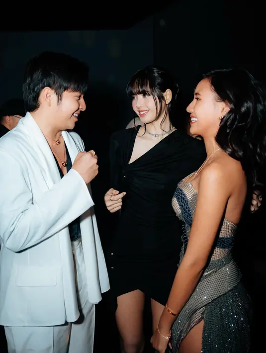 Angga sendiri tampil gentleman dalam balutan setelan jas dan celana panjang putih, dengan inner velvet hitam. [Foto: Instagram/sheninacinnamon]