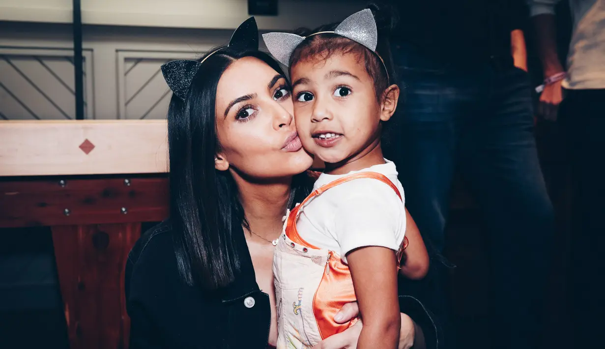 North sendiri terlihat tengah jalan-jalan keluar bersama dengan Kim Kardashian yang meminjam gaya Ariana Grande. (stylecaster)