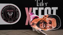 Model kertas kepala Lionel Messi yang disobek saat pertandingan persahabatan antara Tim Hong Kong All Stars melawan Inter Miami di Stadion Hong Kong, Hong Kong, Minggu, 4 Februari 2024 waktu setempat. Itu merupakan luapan kekecewaan fans Hong Kong karena Lionel Messi tak dimainkan. (AP Photo/Louise Delmotte)