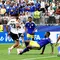 Gelandang Jerman Felix Nmecha (kiri) dilanggar bek Curacao Riechedly Bazoer pada laga Grup E Piala Dunia 2026.. (AFP/Molly Darlington)