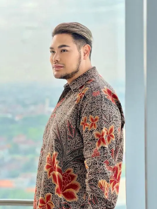 Tak sendiri, Ivan Gunawan sebagai pendamping Ayu Ting Ting di momen itu juga tampil serasi kenakan batik nuansa cokelat-merah. (Instagram/ivan_gunawan).