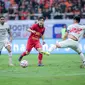 Winger Persija Jakarta, Ryo Matsumura mencoba melewati gelandang Persis Solo, Sutanto Tan dalam laga pekan ketiga BRI Liga 1 2024/2025 di Jakarta International Stadium (JIS), Sabtu (24/8/2024) malam. (Bola.com/Bagaskara Lazuardi)