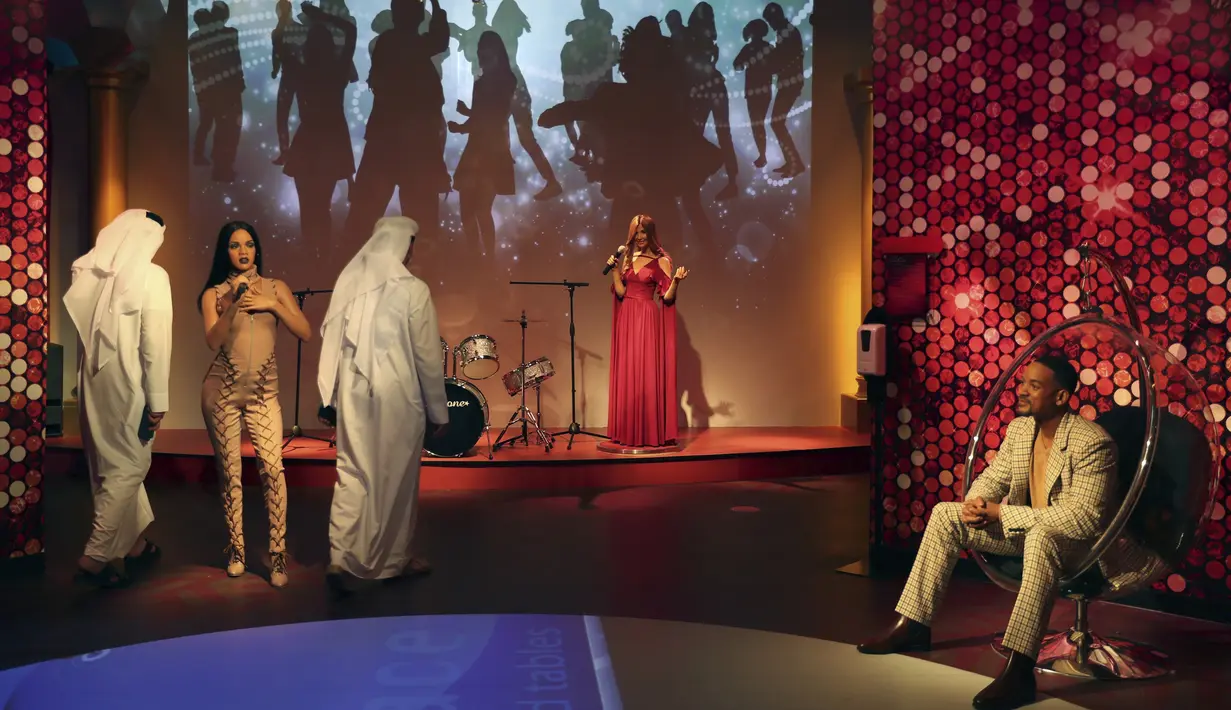 Orang-orang mengunjungi patung lilin aktor Amerika, Will Smith, pada pembukaan museum Madame Tussauds di Dubai, Uni Emirat Arab, Rabu (13/10/2021). Atraksi lilin terkenal di dunia ini menampilkan koleksi patung lilin dari lebih 60 tokoh terkenal dunia. (AP/Kamran Jebreili)