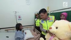 Kepala Korps Polisi Lalu Lintas (Kakorlantas) Polri Irjen Royke Lumowa menjenguk Sukiarti, perempuan asal Kabupaten Rembang, Jawa Tengah, yang melahirkan di bahu tol Cipali KM 82, Minggu, 2 Juli 2017.