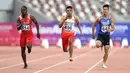 Sprinter Indonesia, Lalu Muhammad Zohri (tengah) beradu kecepatan saat kategori 100 meter pada Kejuaraan Atletik Asia di Doha, Qatar, Senin (22/4). Zohri merebut medali perak dengan waktu 10,13 detik yang juga memecahkan rekor pelari tercepat Asia Tenggara, Suryo Agung. (REUTERS/Ibraheem Al Omari)