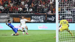 Pemain Persija Jakarta, Aji Kusuma (tengah) melepaskan tendangan yang berusaha diblok pemain PSIS Semarang, Roger Bonet Badia pada laga turnamen mini RCTI Premium Sports di Jakarta International Stadium (JIS), Jakarta, Kamis (30/5/2024). (Bola.com/Abdul Aziz)