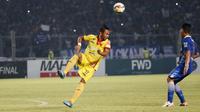 Pemain Sriwijaya FC, Rizky Dwi Ramadhana saat membela timnya melawan Persib Bandung pada Final Piala Presiden di Stadion Utama Gelora Bung Karno, Jakarta, Minggu (18/10/2016). (Bola.com/Nicklas Hanoatubun)
