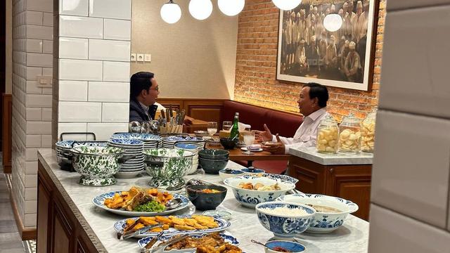 Ketua Umum Partai Gerindra yang juga merupakan bakal calon presiden (capres) Prabowo Subianto mengunggah momen makan malam bersama Mantan Gubernur Jawa Barat Ridwan Kamil.