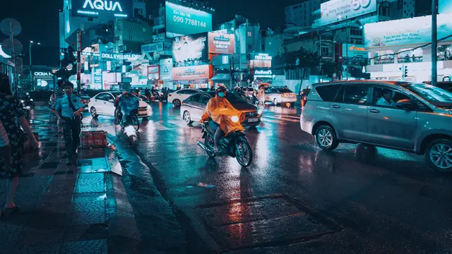 Ilutrasi berkendara motor saat hujan