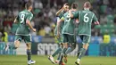 Selebrasi pemain Timnas Irlandia Utara setelah Jonny Evans (dua kanan) mencetak gol ke gawang Slovenia dalam pertandingan kualifikasi Euro 2024 di Stozice stadium, Ljubljana, Slovenia, Jumat (8/9/2023). Gol tersebut merupakan prestasi tersendiri bagi Jhonny Evans yang kini menginjak umur 35 tahun. (AP Photo/Darko Bandic)