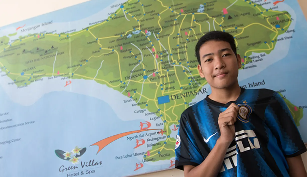 Seorang pendukung Inter Milan menunjukan logo tim kesayangannya saat mengikuti Gathering Nasional Inter Club Indonesia (ICI) IV di Bali, Jumat (28/8/2015). Gathnas kali ini dihadiri oleh peserta dari Sabang-Merauke. (Bola.com/Vitalis Yogi Trisna) 