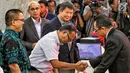 Tim hukum Prabowo-Sandi yang diketuai Bambang Widjojanto (tengah) mendaftarkan gugatan sengketa hasil Pilpres 2019 di Mahkamah Konstitusi, Jakarta, Jumat, (24/5/2019).Tim Hukum Prabowo-Sandiaga menilai ada kecurangan yang terstruktur, sistematis, dan masif. (Liputan6.com/Johan Tallo)