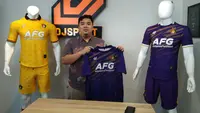 Owner DJ Sport, Dimas Yustisia memamerkan jersey Persik Kediri untuk mengarungi BRI Liga 1 2022/2023. (Bola.com/Aryo Atmaja)