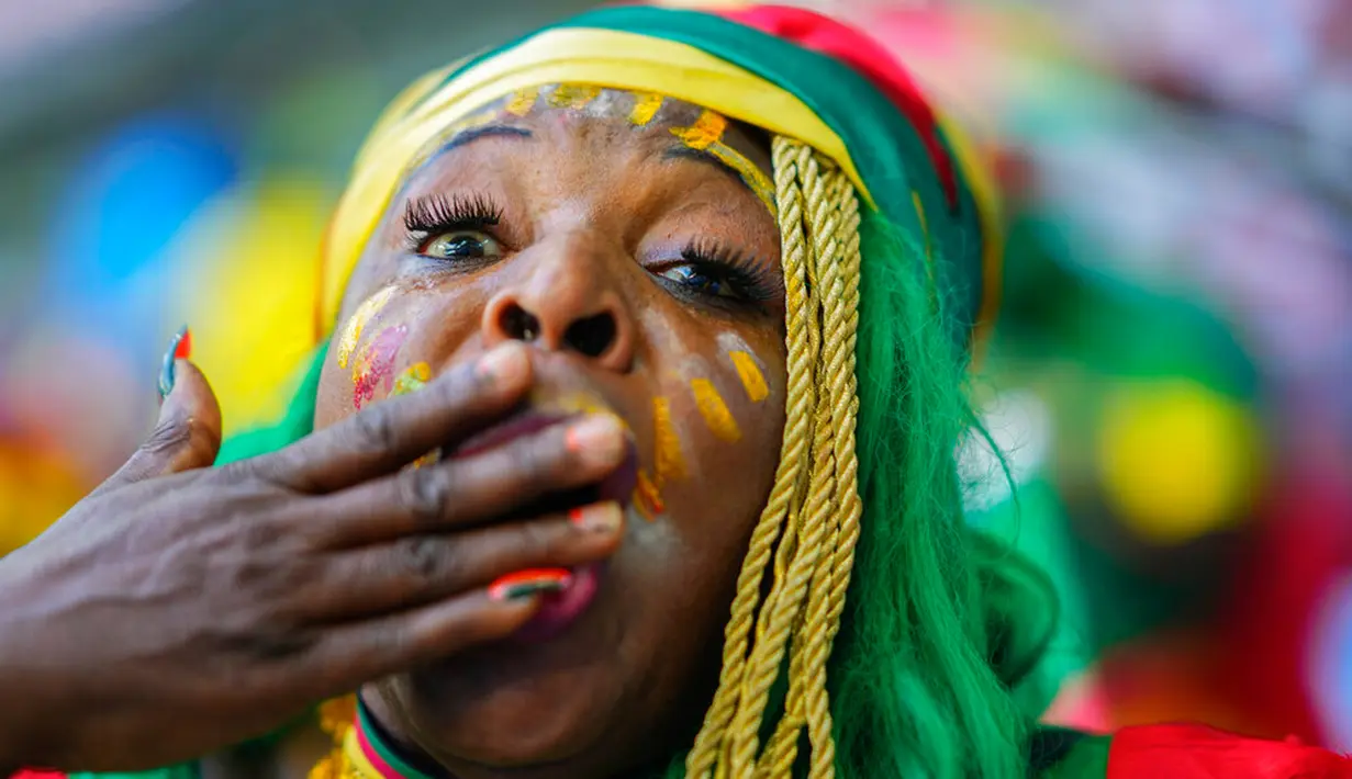 Seorang suporter dari Kamerun bereaksi sebelum dimulainya pertandingan sepak bola Grup G Piala Dunia 2022 antara Swiss dan Kamerun di Stadion Al Janoub, Al Wakrah, Qatar, Kamis (24/11/2022). (AP Photo/Petr Josek)