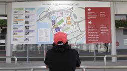Pengunjung melihat peta yang terdapat di Stadion Nasional, Singapura, Kamis (8/11). Stadion ini akan menggelar laga Piala AFF 2018 antara Singapura melawan Timnas Indonesia. (Bola.com/M. Iqbal Ichsan)