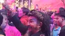 Dalam foto yang tersebar, Limbad terlihat berdiri di antara kerumunan penggemar JKT48. Pakaian hitam dengan aksen etnik serta sorban khas menghiasi penampilannya. Meski ramai, ia tidak ikut menyanyi, hanya bergoyang pelan menikmati irama lagu yang dibawakan. (Liputan6.com/IG/@limbadindonesia)
