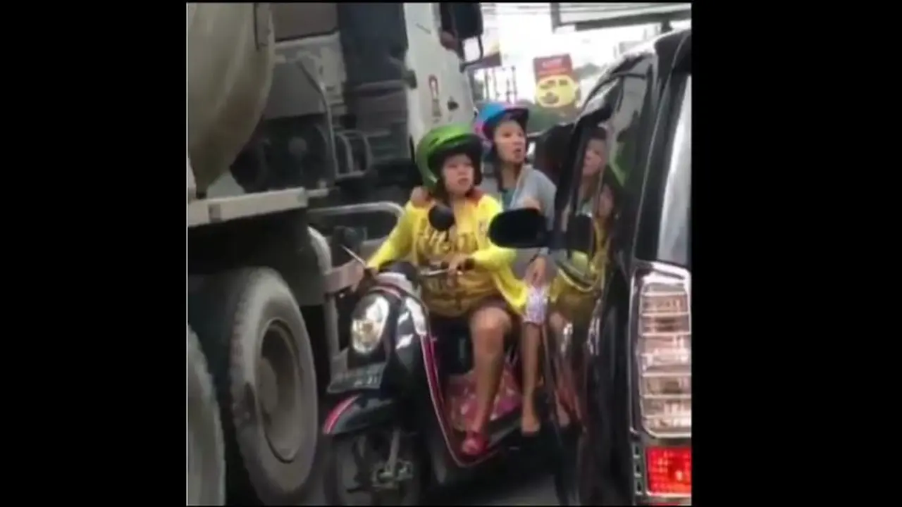 Emak-Emak Naik Motor 