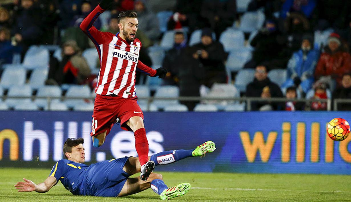 Pemain Atletico Madrid, Yannick Carrasco, berebut bola dengan pemain Getafe, Santiago Vergini, pada laga La Liga di Stadion Coliseum Alfonso Perez, Minggu (14/2/2016). Getafe takluk 0-1 dari Atletico Madrid. (Reuters/Andrea Comas)