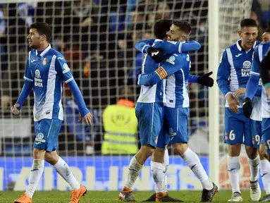 Para pemain Espanyol merayakan kemenangan atas Real Madrid pada laga La Liga di Stadion RCDE, Barcelona, Selasa (27/2/2018). Espanyol menang 1-0 atas Real Madrid. (AFP/Josep Lago)